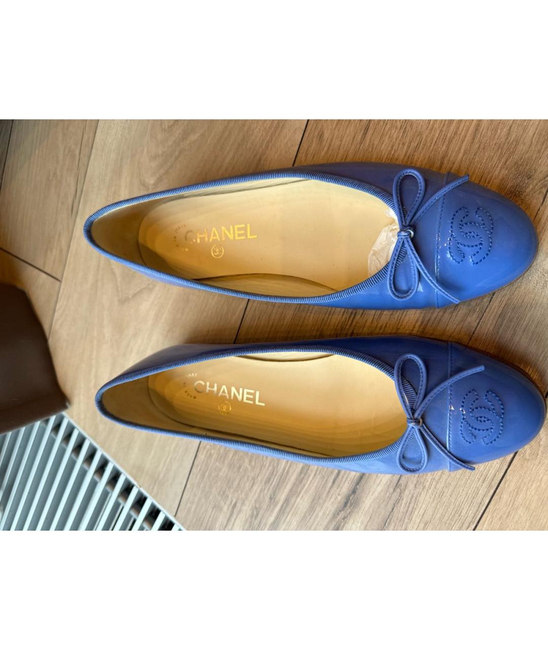 CHANEL Синие балетки из лакированной кожи, фото 2