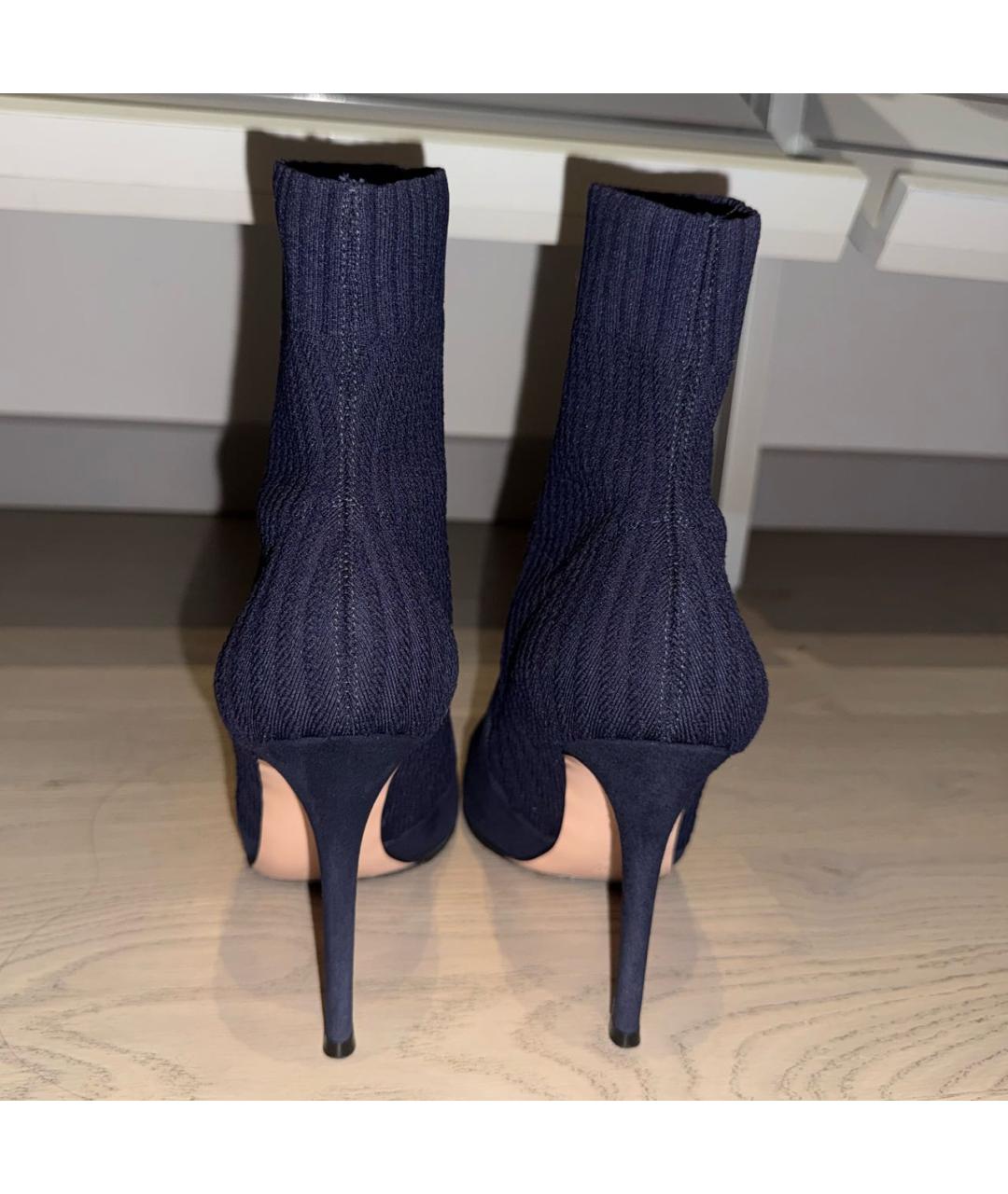 GIANVITO ROSSI Темно-синие замшевые ботильоны, фото 4
