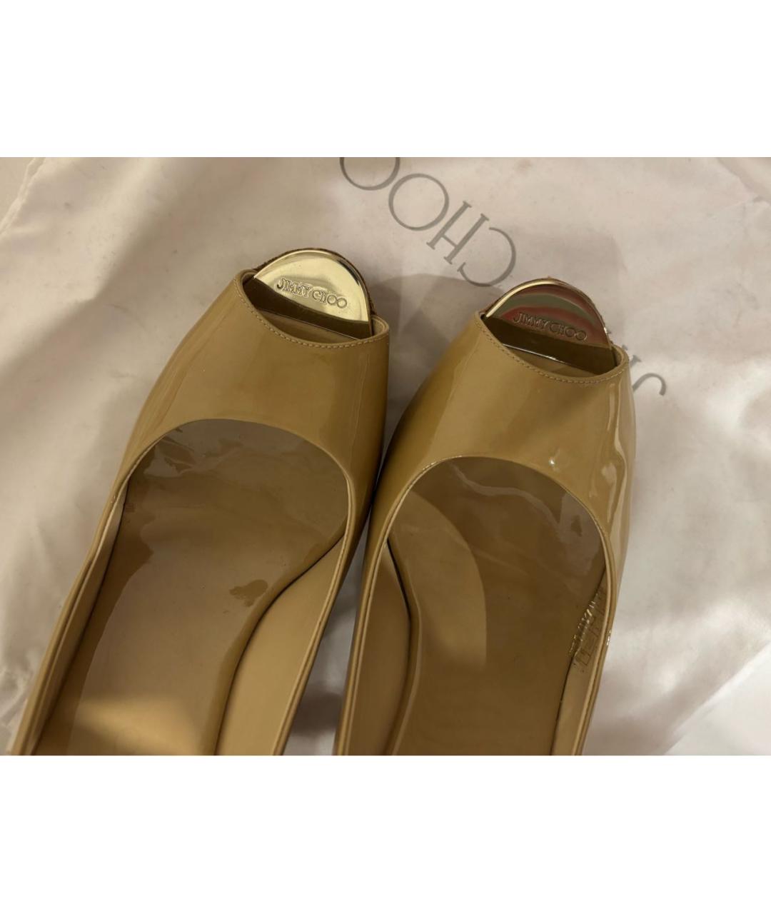 JIMMY CHOO Бежевые босоножки из лакированной кожи, фото 4