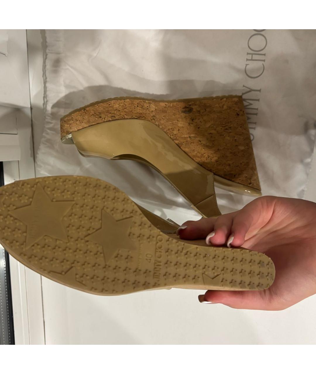 JIMMY CHOO Бежевые босоножки из лакированной кожи, фото 3