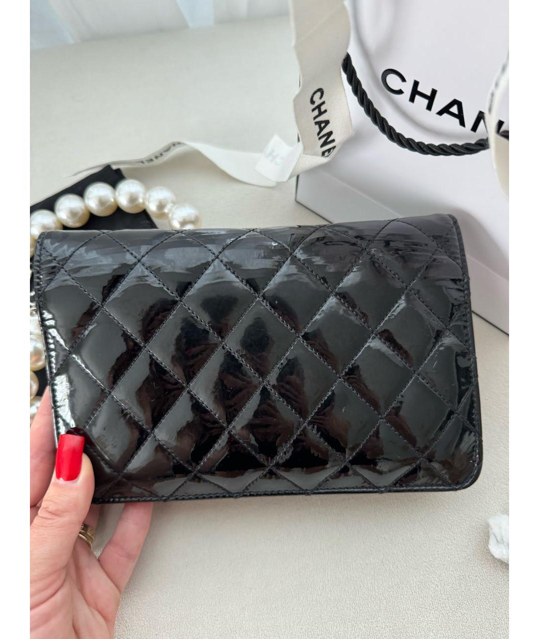 CHANEL Черная сумка через плечо из лакированной кожи, фото 7