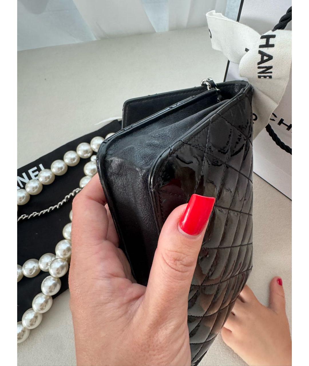 CHANEL Черная сумка через плечо из лакированной кожи, фото 5