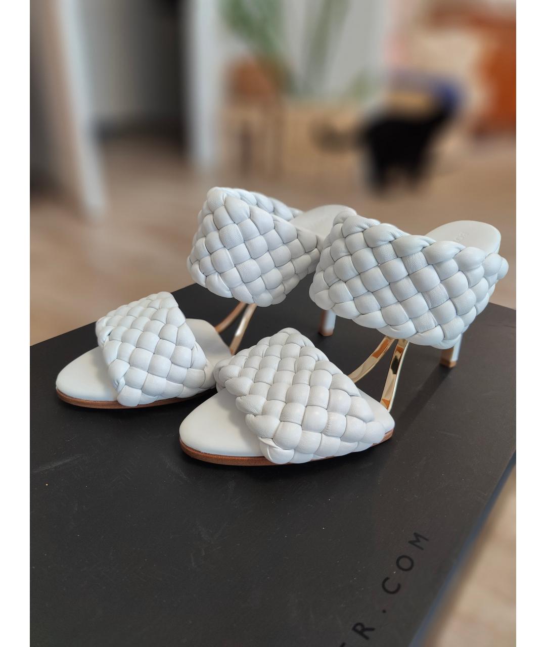 BOTTEGA VENETA Белые кожаные мюли, фото 2