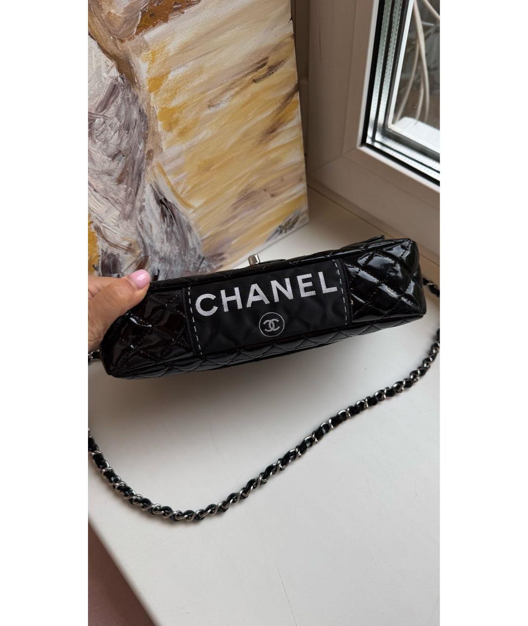 CHANEL Черная сумка через плечо из лакированной кожи, фото 2