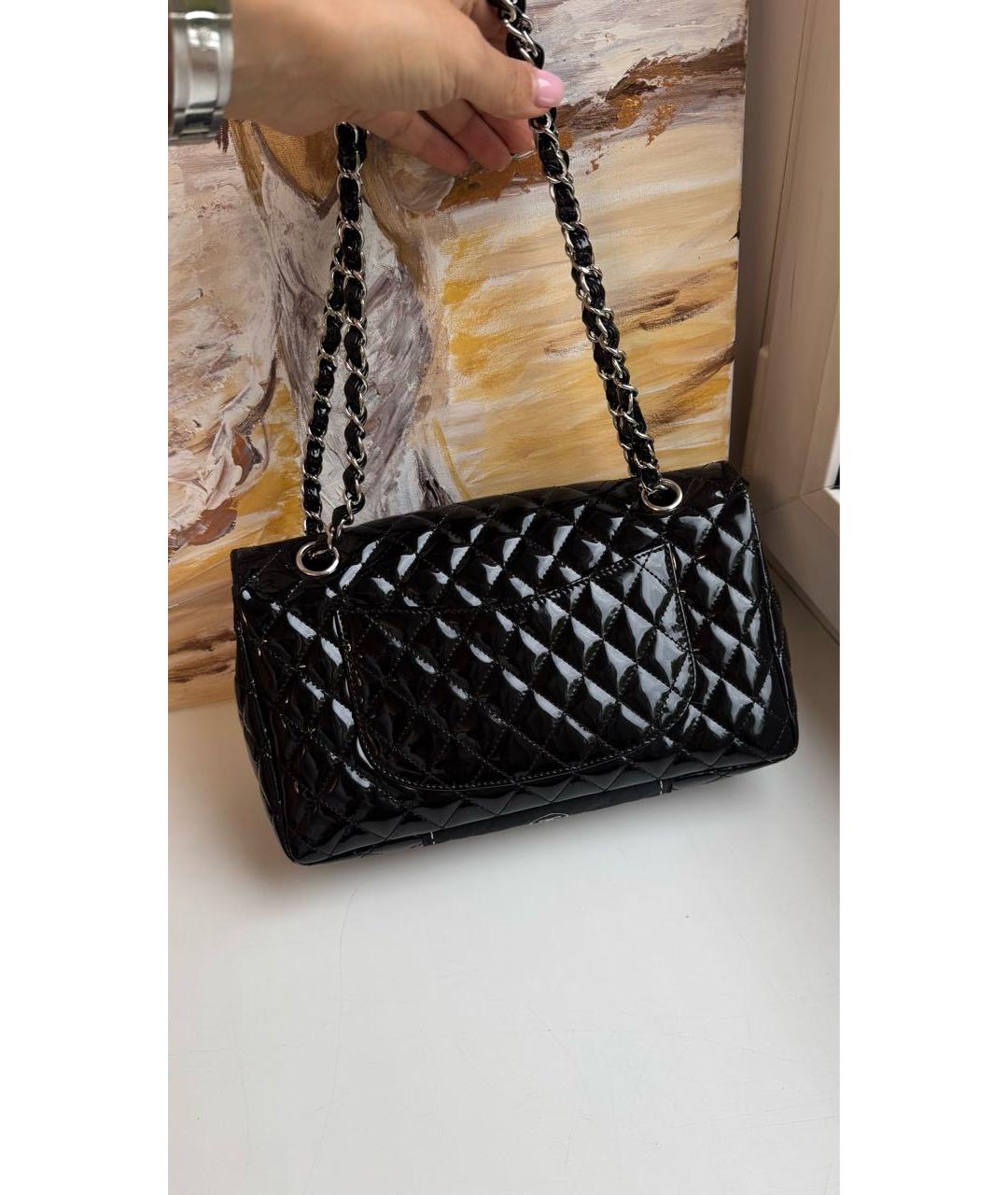 CHANEL Черная сумка через плечо из лакированной кожи, фото 3