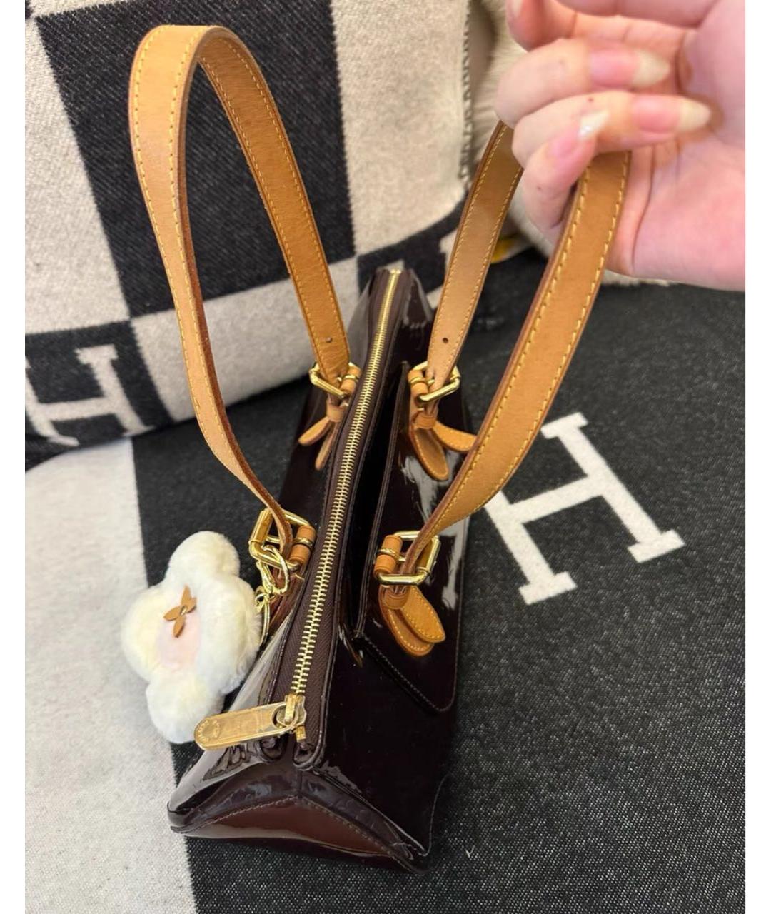 LOUIS VUITTON Бордовая сумка с короткими ручками из лакированной кожи, фото 5