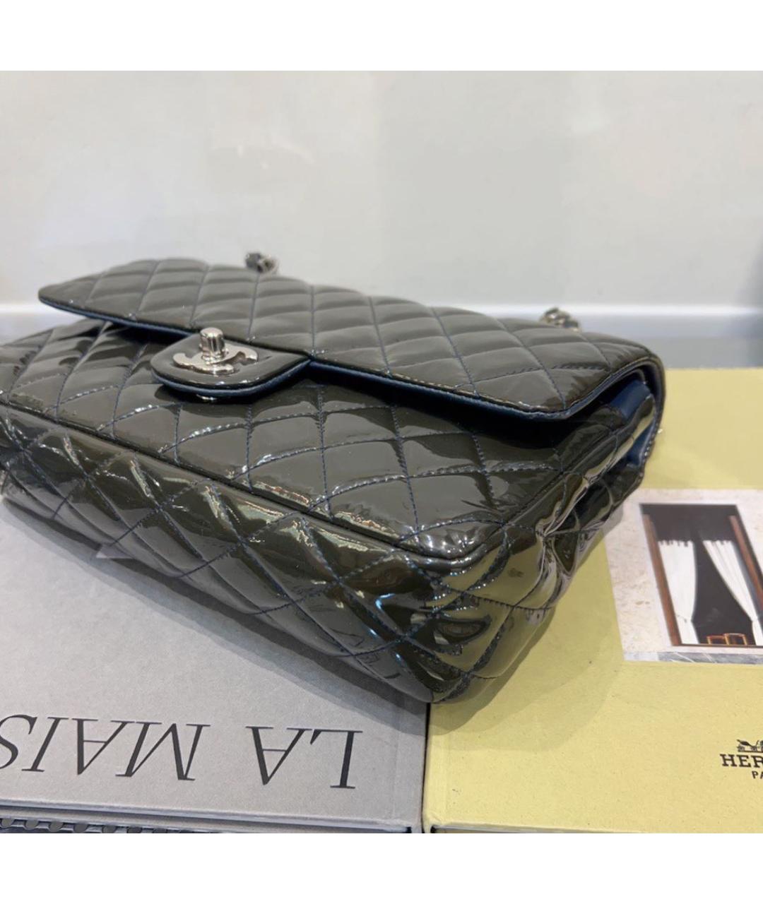 CHANEL Черная сумка через плечо из лакированной кожи, фото 3