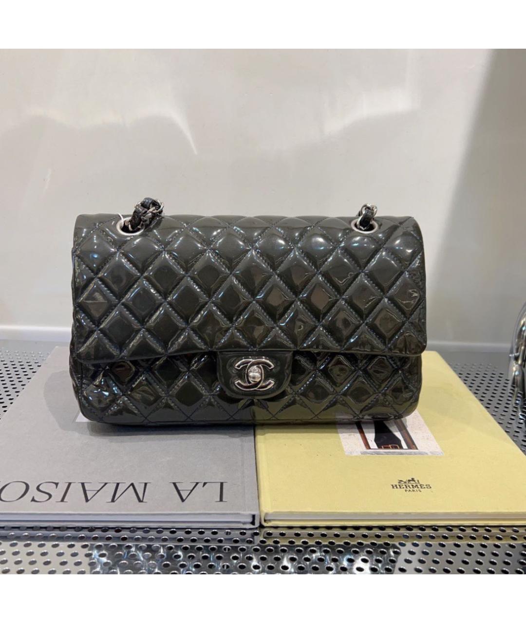 CHANEL Черная сумка через плечо из лакированной кожи, фото 2