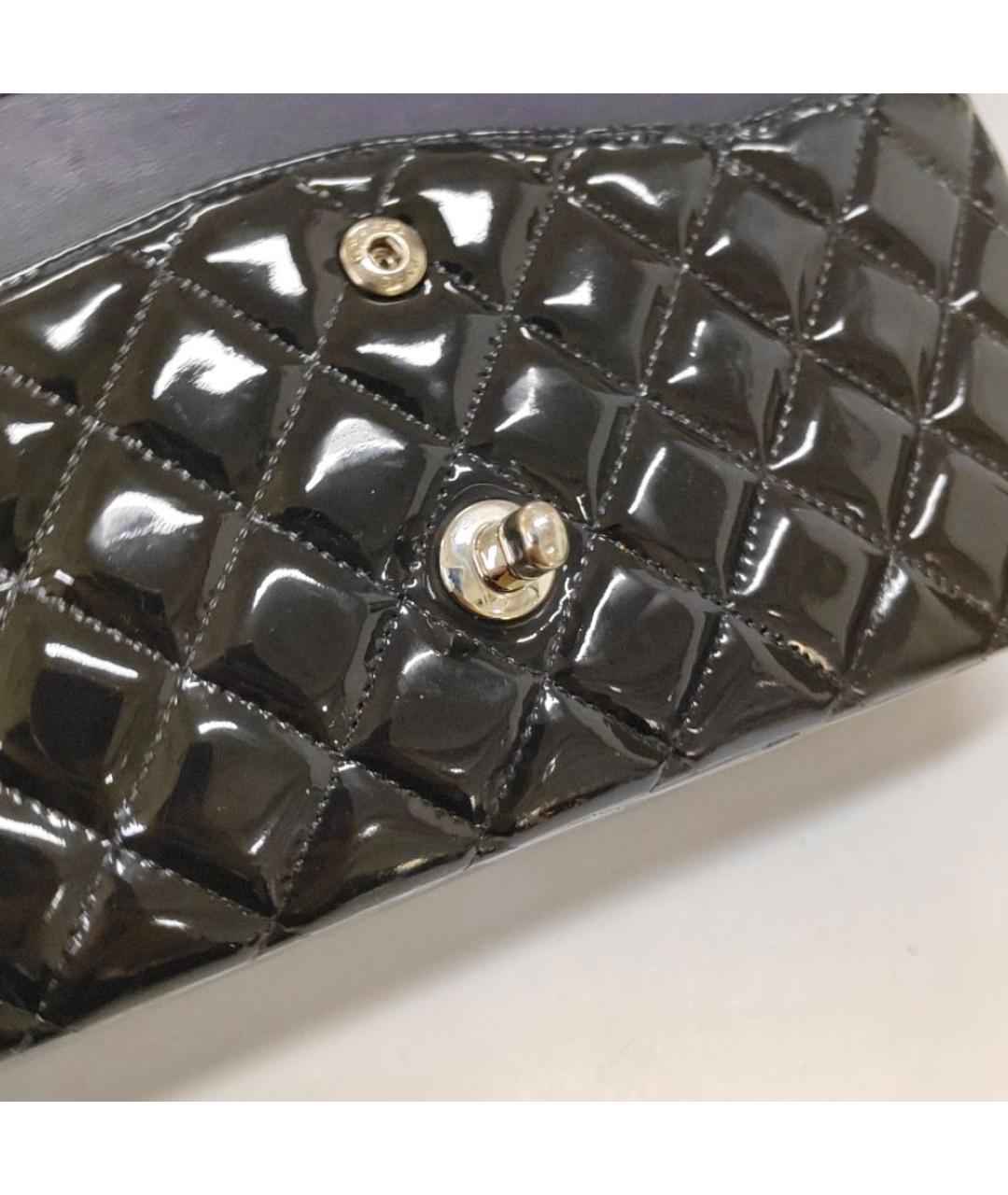 CHANEL Черная сумка через плечо из лакированной кожи, фото 5