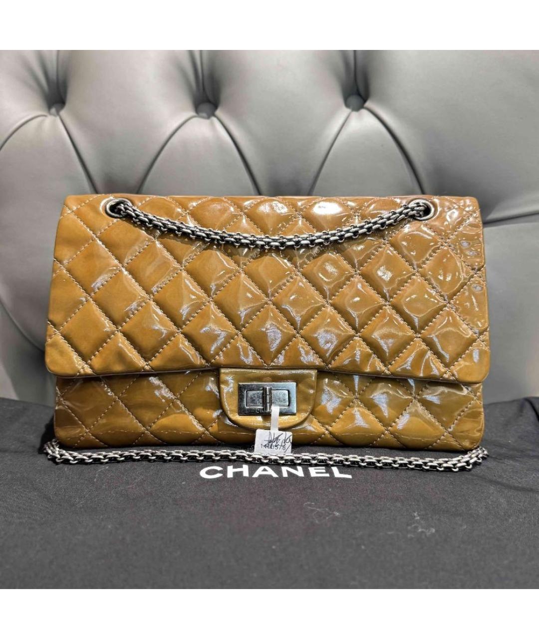 CHANEL Горчичная сумка через плечо из лакированной кожи, фото 2