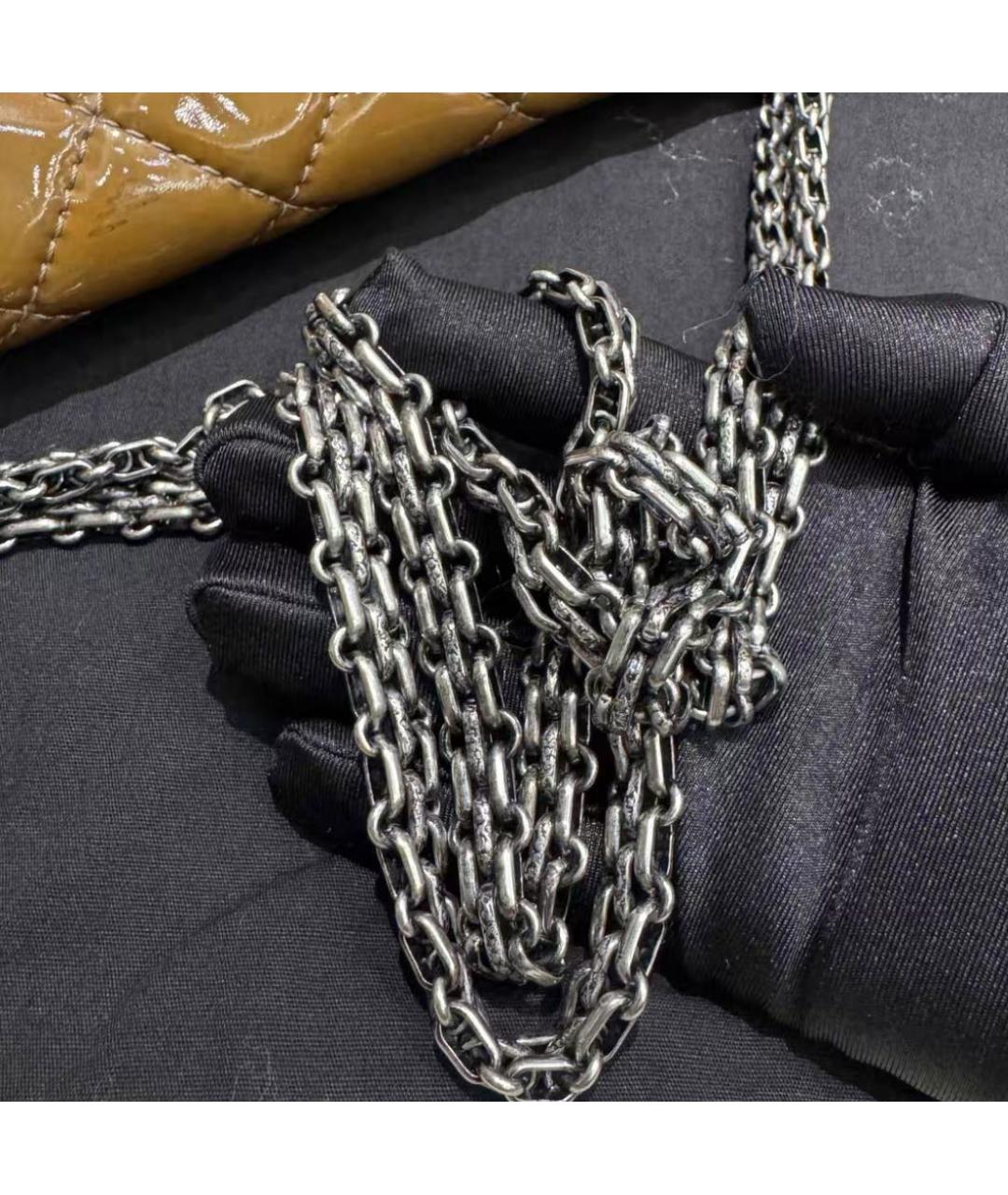 CHANEL Горчичная сумка через плечо из лакированной кожи, фото 6