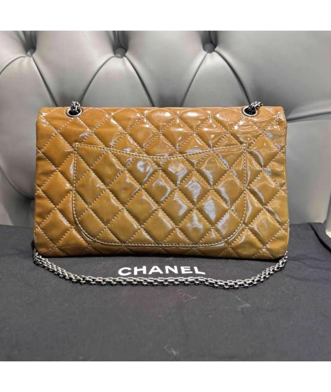 CHANEL Горчичная сумка через плечо из лакированной кожи, фото 3