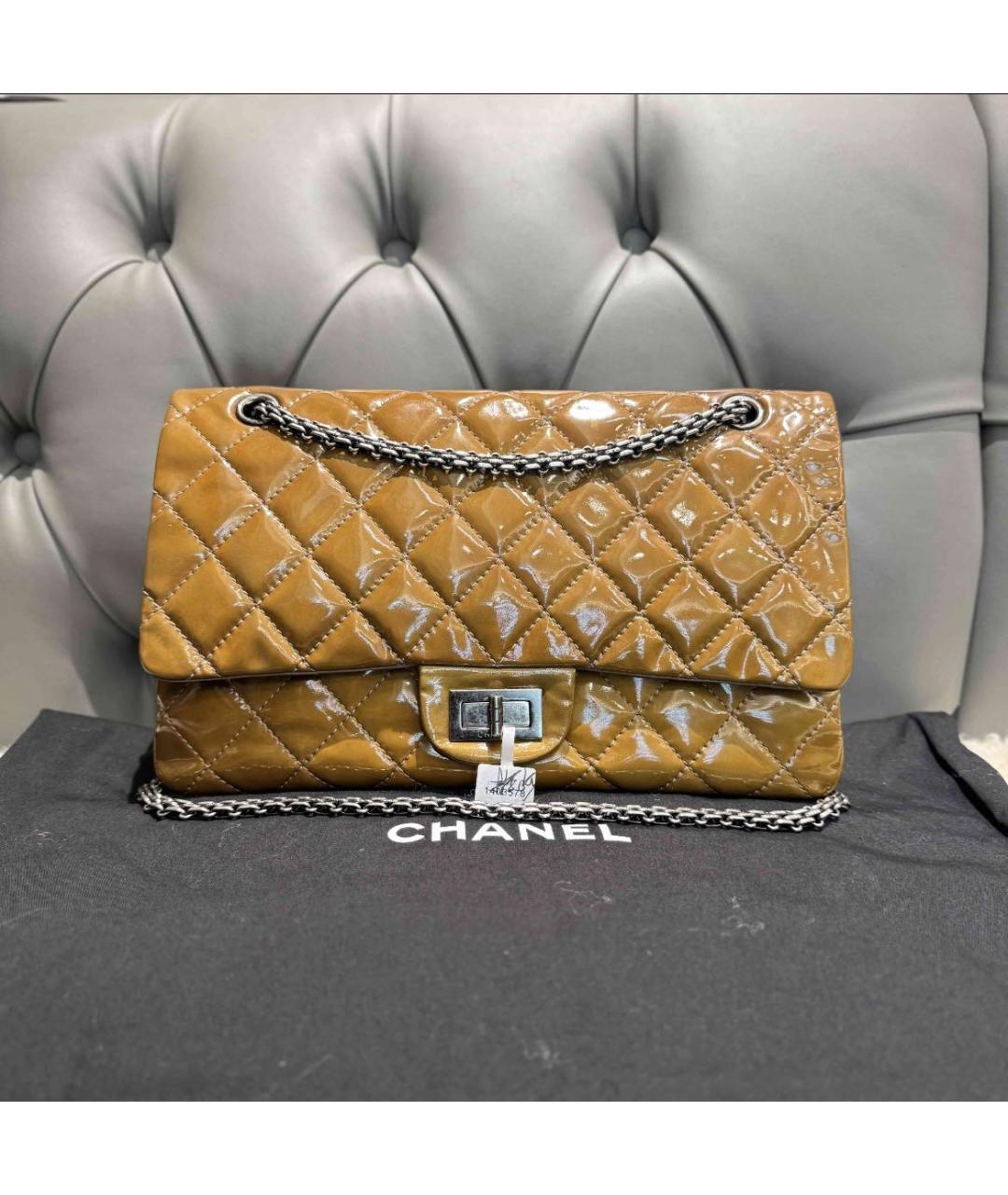 CHANEL Горчичная сумка через плечо из лакированной кожи, фото 7
