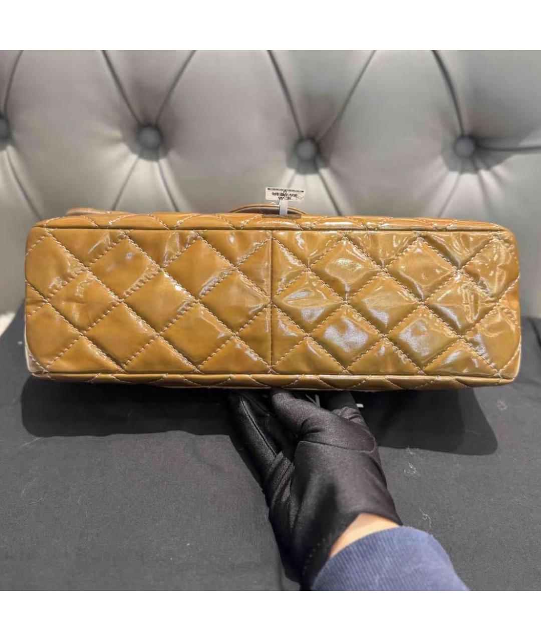 CHANEL Горчичная сумка через плечо из лакированной кожи, фото 4