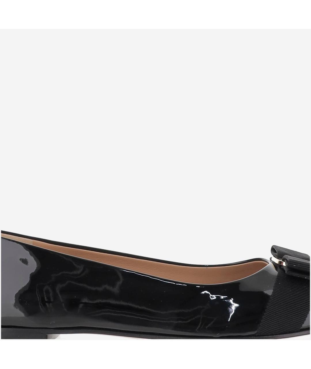 FERRAGAMO Черные балетки из лакированной кожи, фото 5