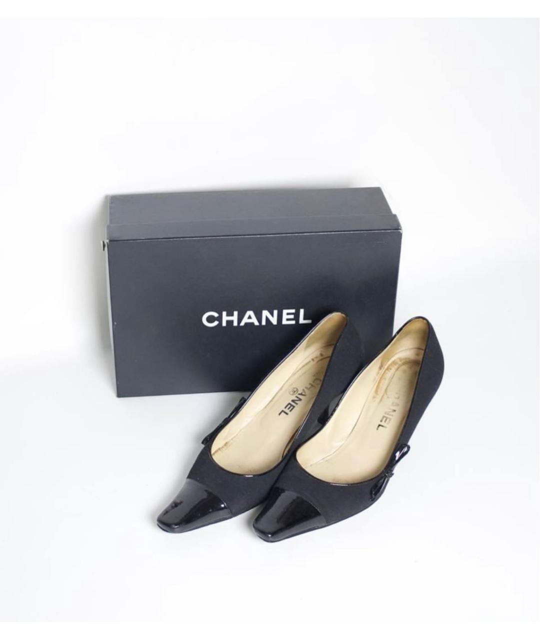 CHANEL Черные лодочки на низком каблуке из лакированной кожи, фото 2