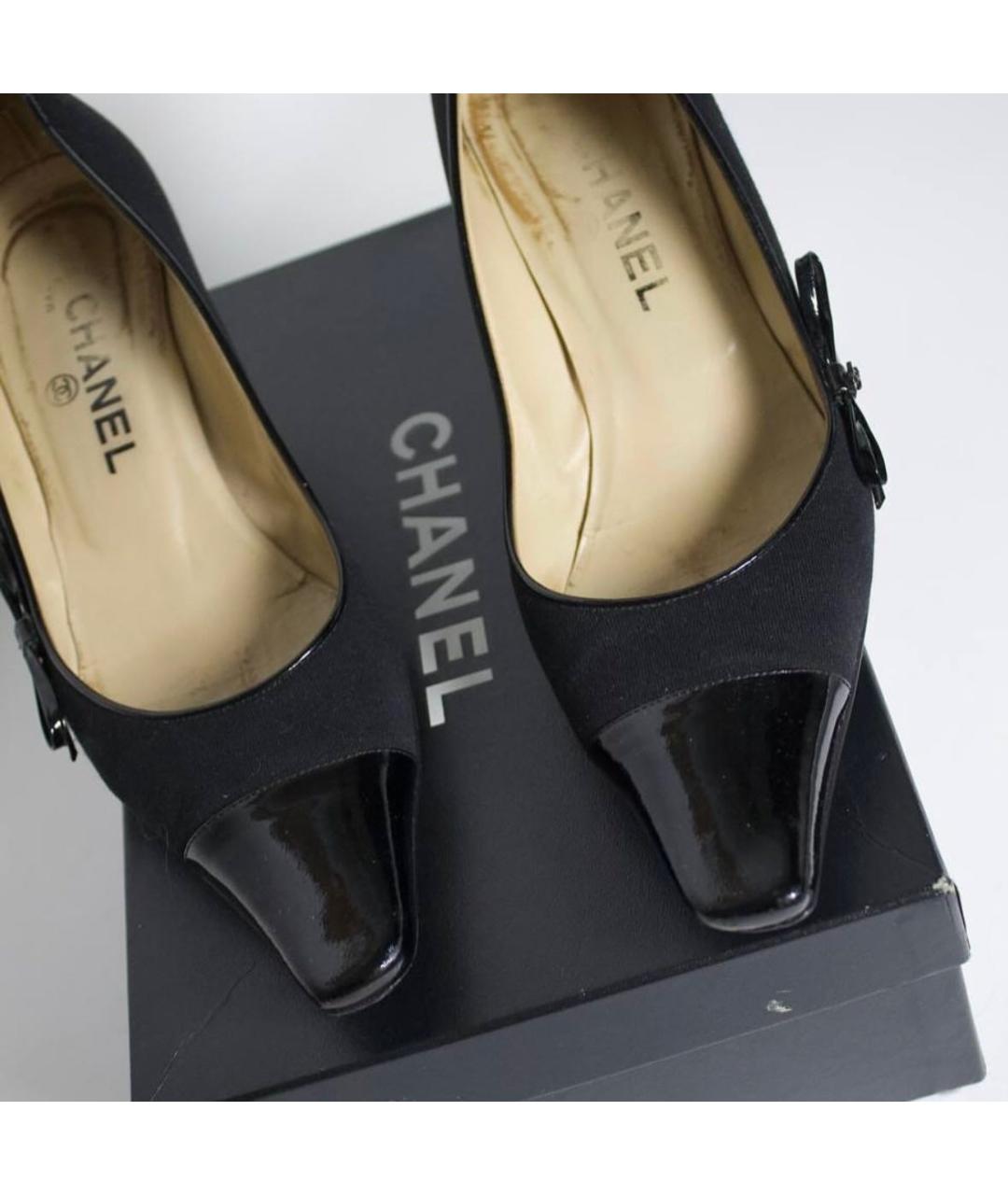 CHANEL Черные лодочки на низком каблуке из лакированной кожи, фото 3