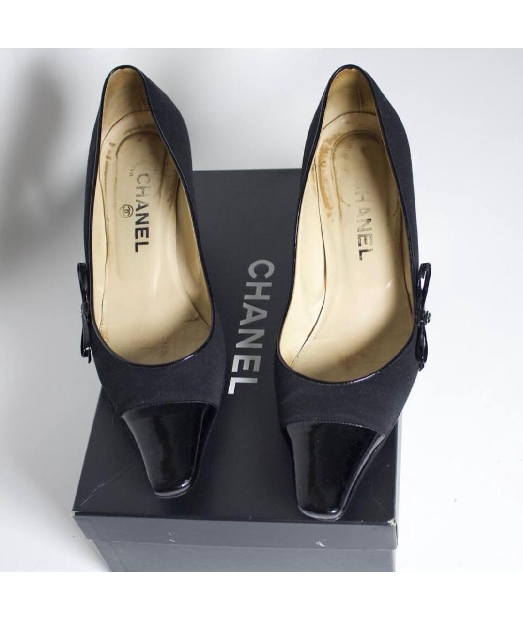 CHANEL Черные лодочки на низком каблуке из лакированной кожи, фото 4