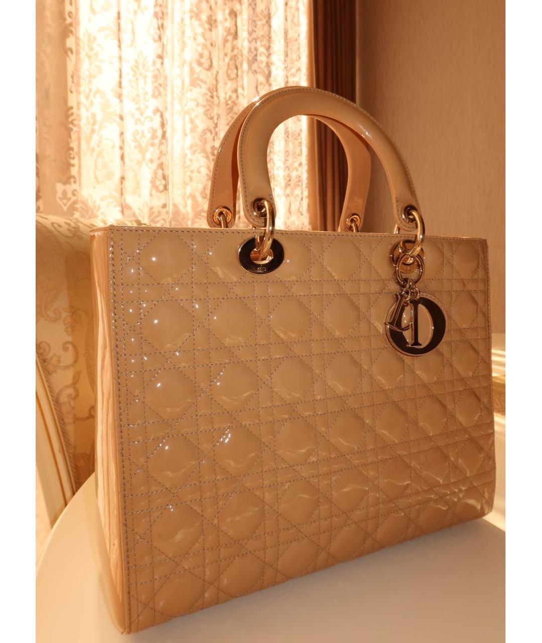 CHRISTIAN DIOR Бежевая сумка тоут из лакированной кожи, фото 2