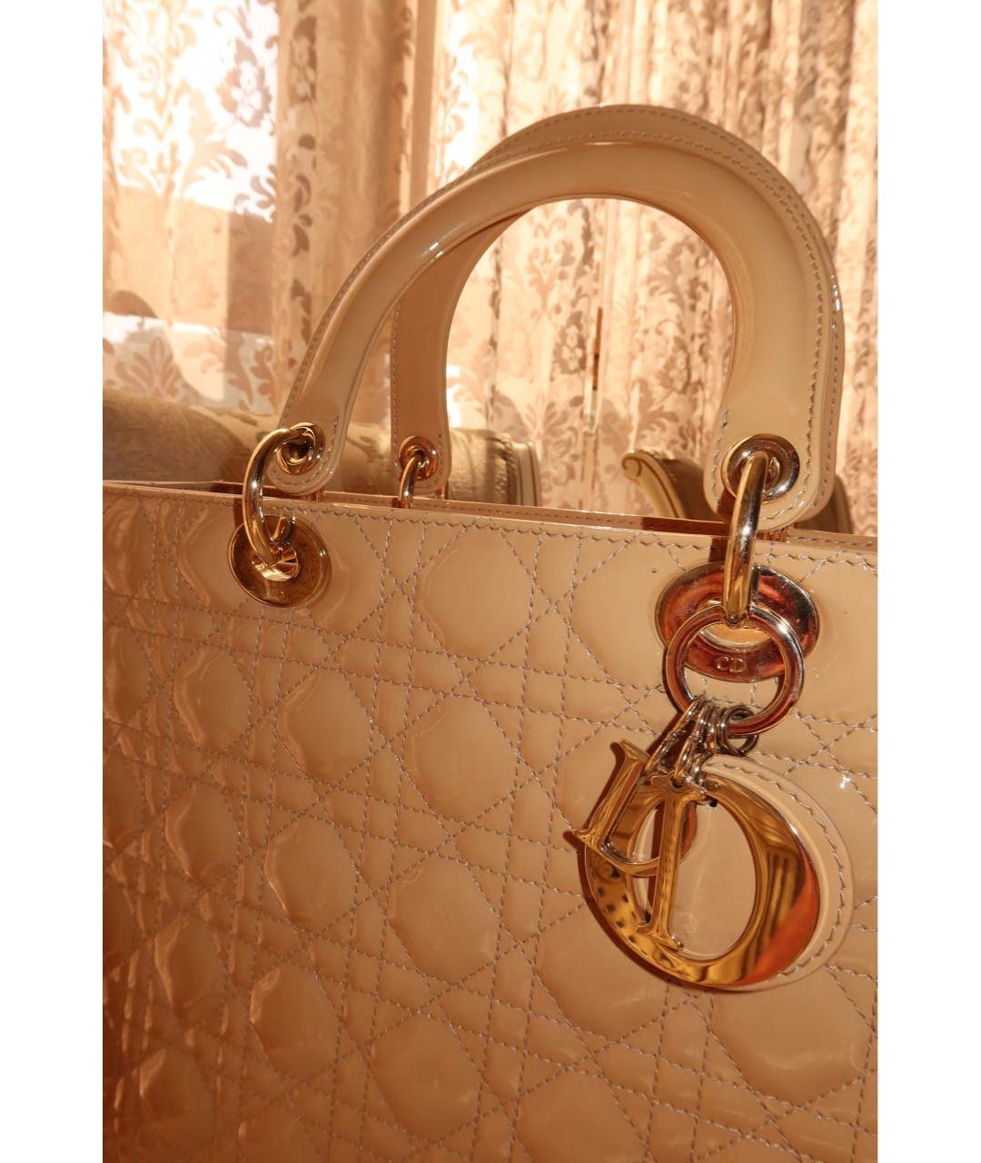 CHRISTIAN DIOR Бежевая сумка тоут из лакированной кожи, фото 5