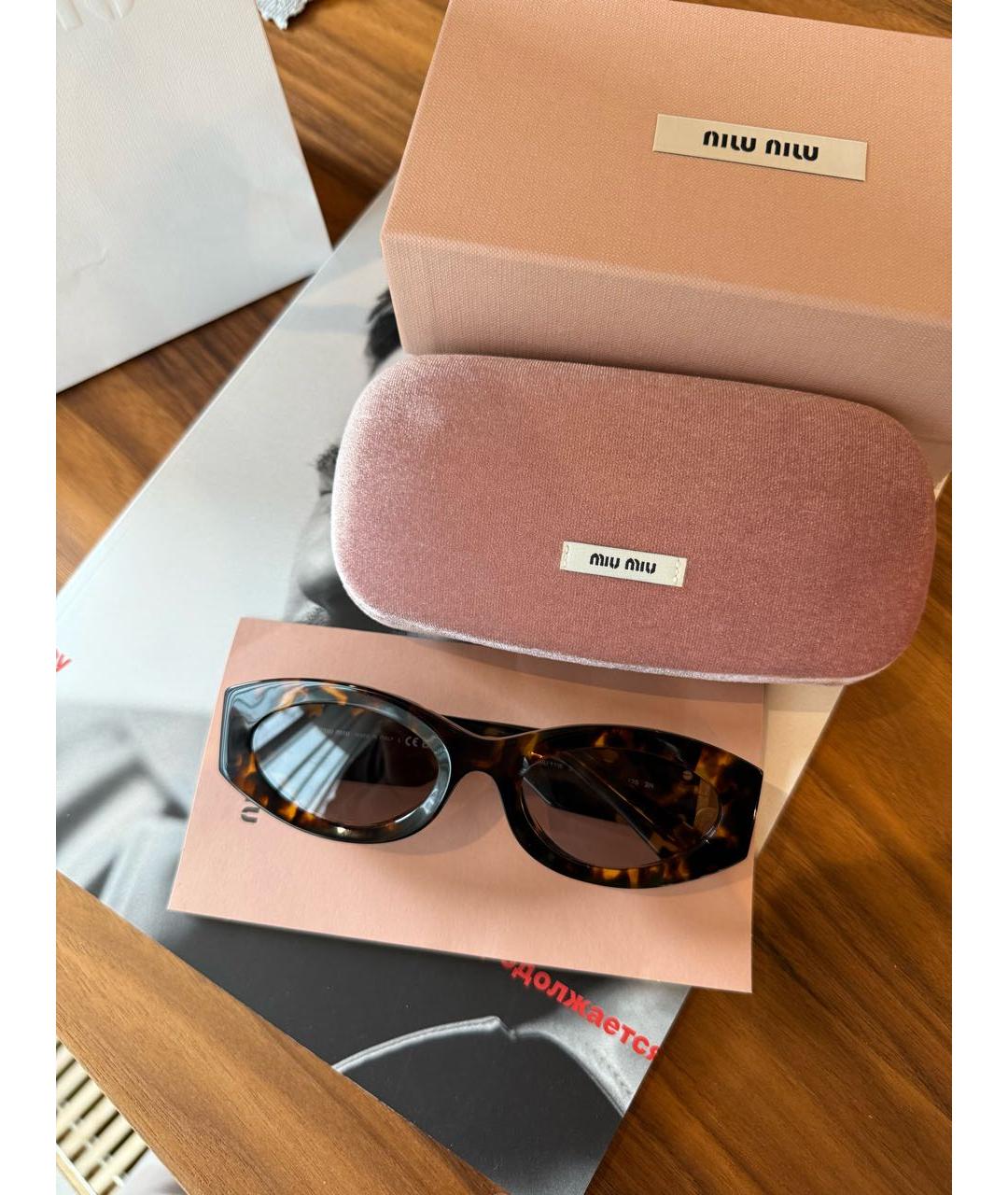 MIU MIU Коричневые пластиковые солнцезащитные очки, фото 4