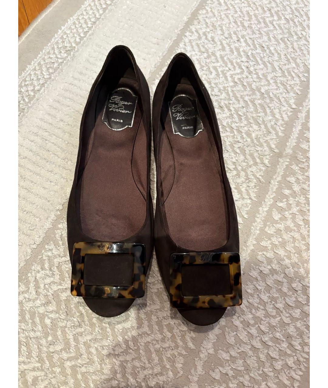ROGER VIVIER Коричневые замшевые балетки, фото 2