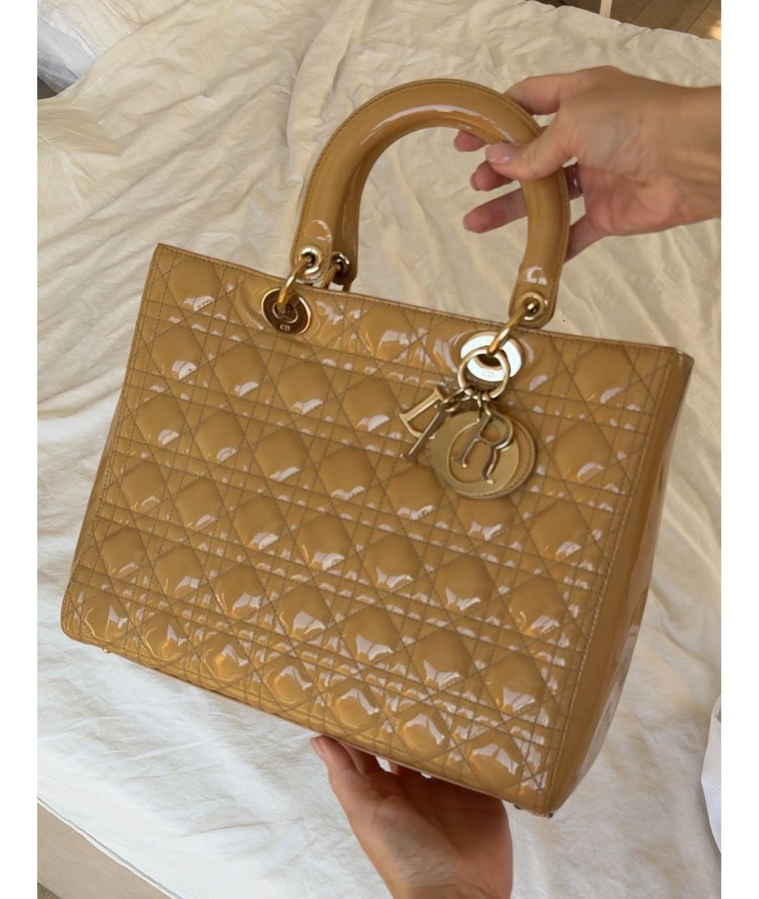 CHRISTIAN DIOR Бежевая сумка с короткими ручками из лакированной кожи, фото 2