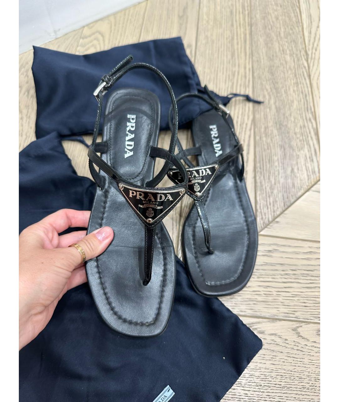 PRADA Черные сандалии из лакированной кожи, фото 3