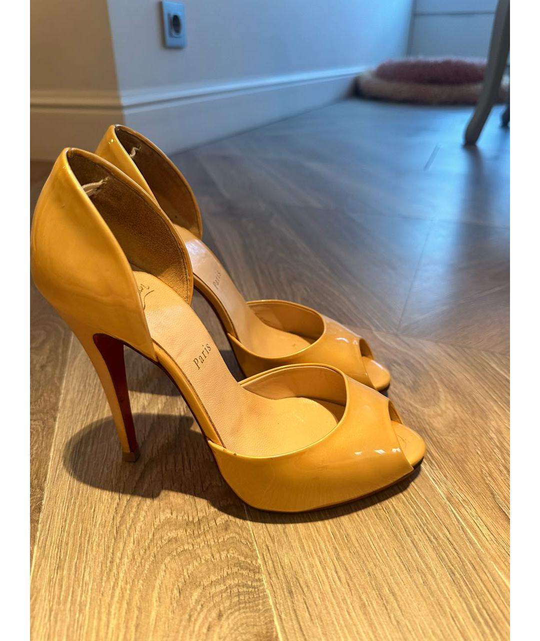 CHRISTIAN LOUBOUTIN Бежевые мюли из лакированной кожи, фото 2