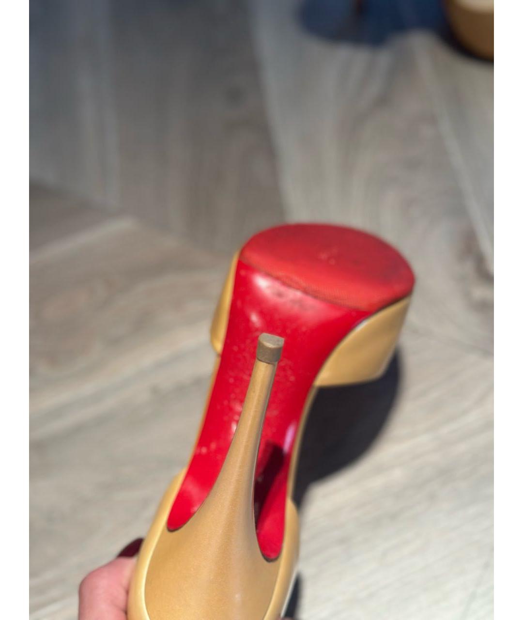 CHRISTIAN LOUBOUTIN Бежевые мюли из лакированной кожи, фото 4