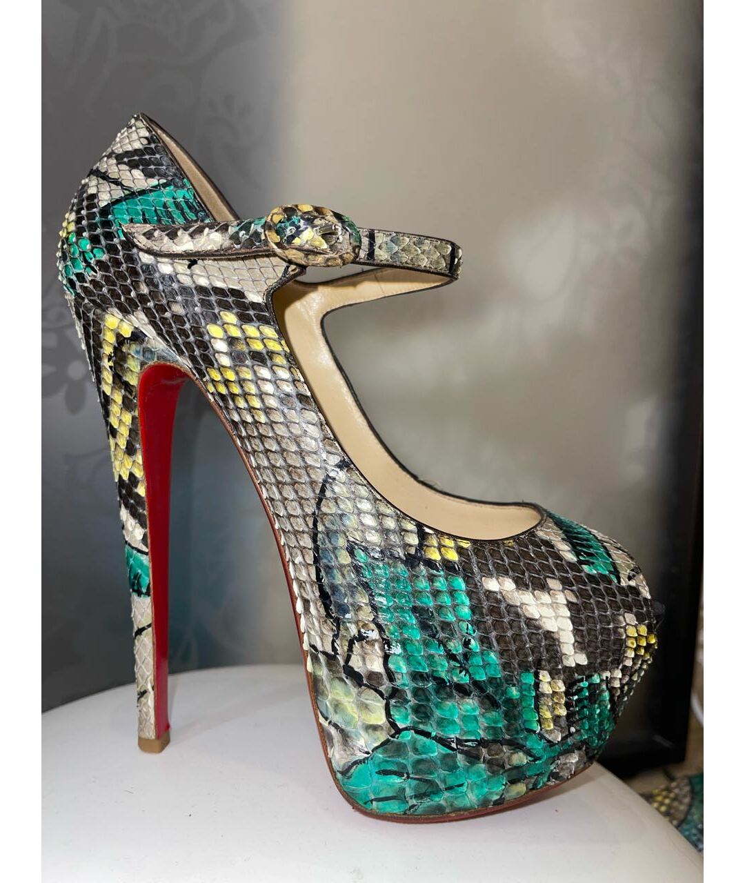 CHRISTIAN LOUBOUTIN Антрацитовые босоножки из экзотической кожи, фото 5