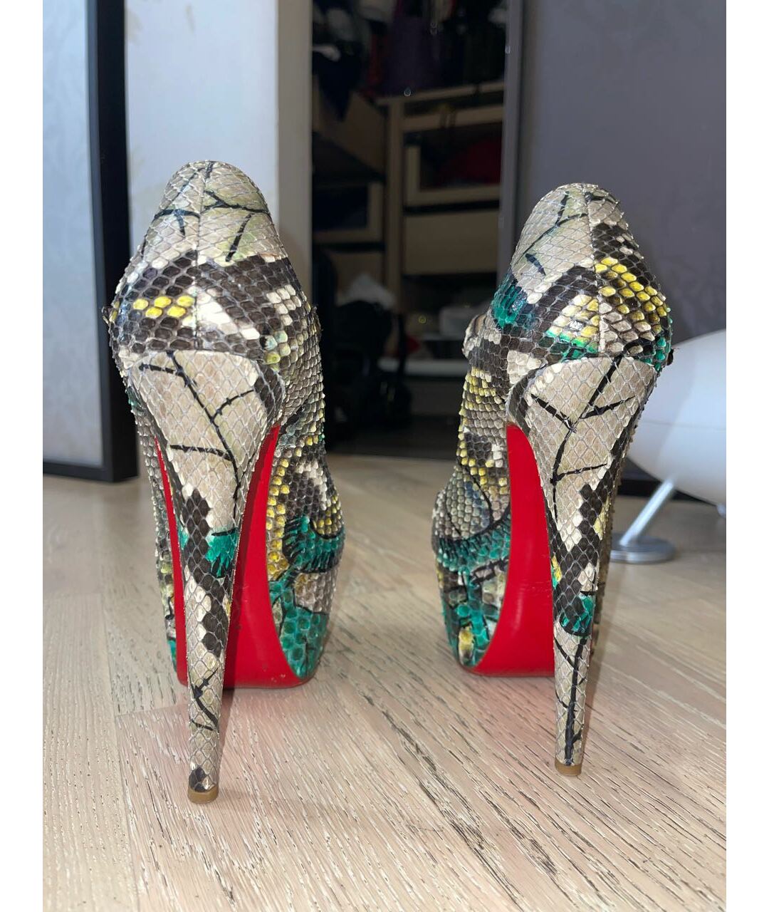 CHRISTIAN LOUBOUTIN Антрацитовые босоножки из экзотической кожи, фото 4