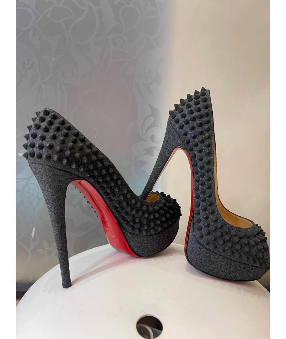 CHRISTIAN LOUBOUTIN Антрацитовые текстильные босоножки, фото 6