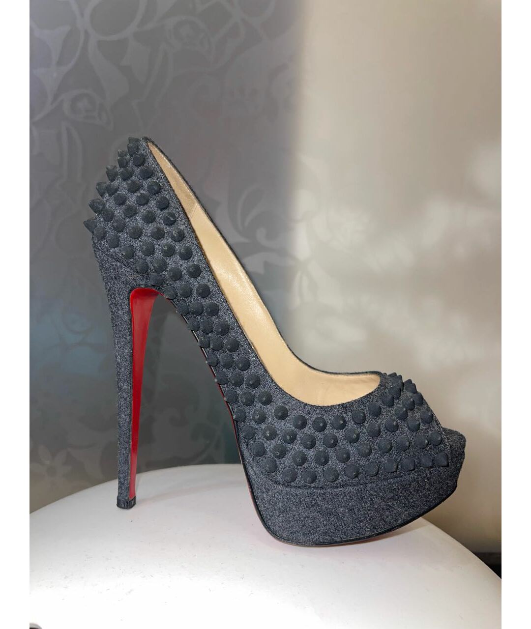 CHRISTIAN LOUBOUTIN Антрацитовые текстильные босоножки, фото 9