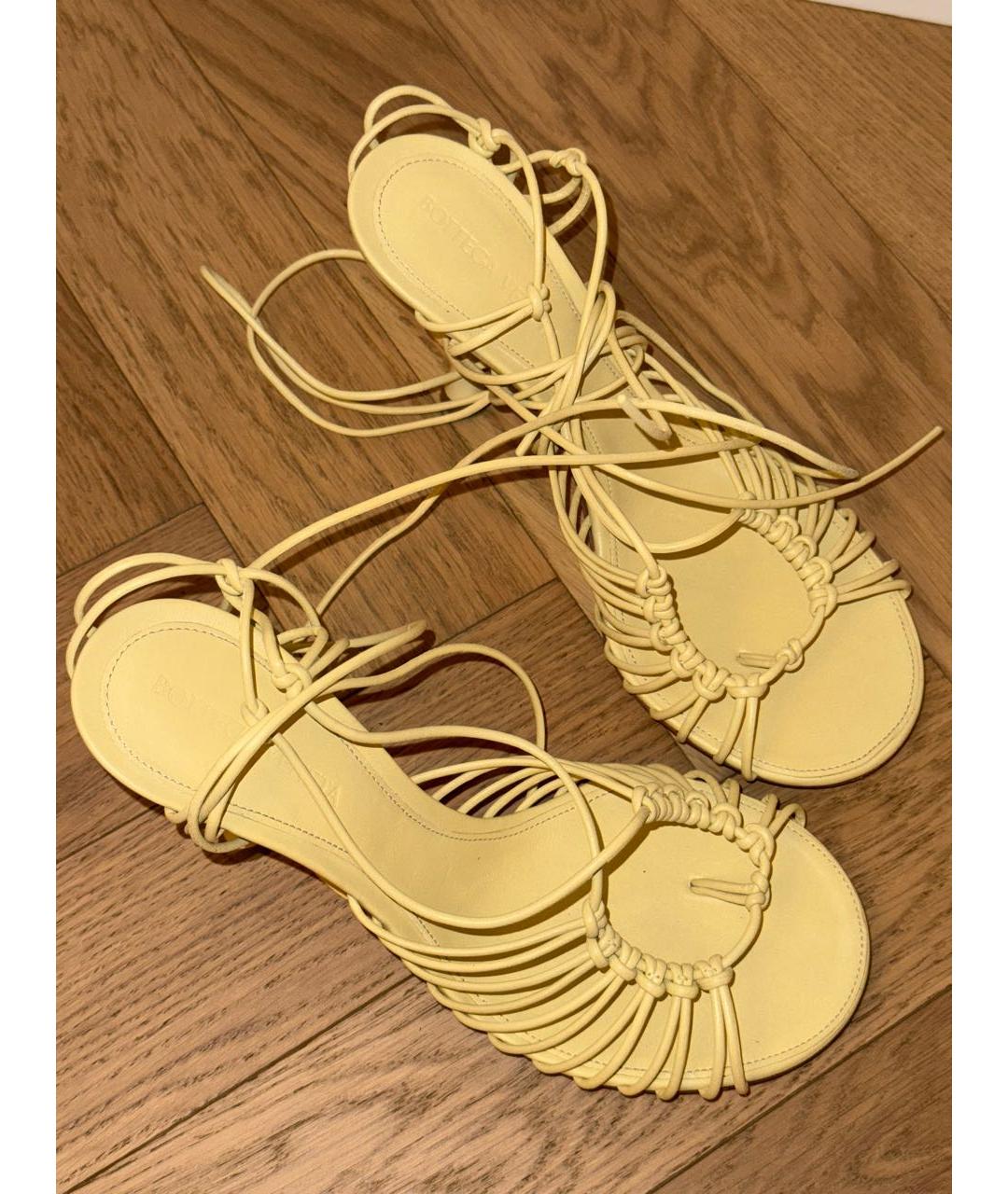 BOTTEGA VENETA Желтые кожаные босоножки, фото 5