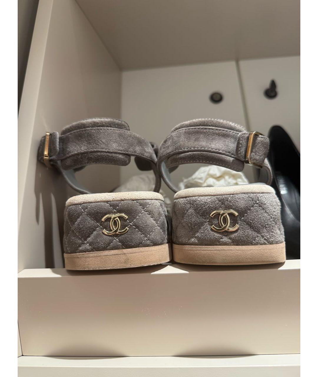 CHANEL Серые замшевые сандалии, фото 3