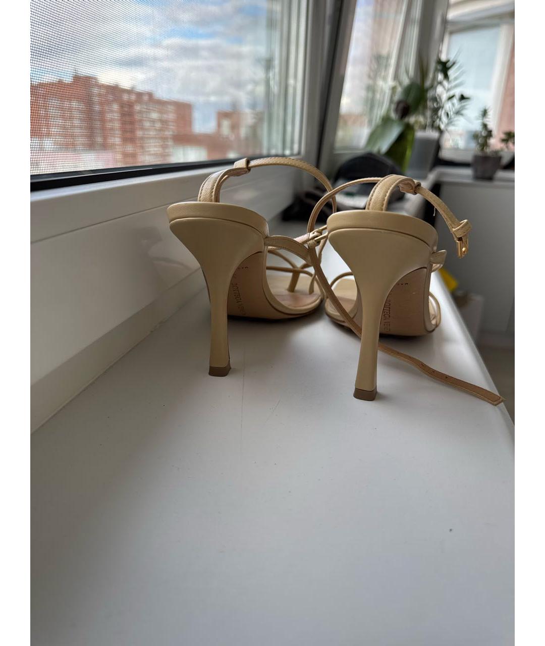 BOTTEGA VENETA Бежевые кожаные босоножки, фото 4