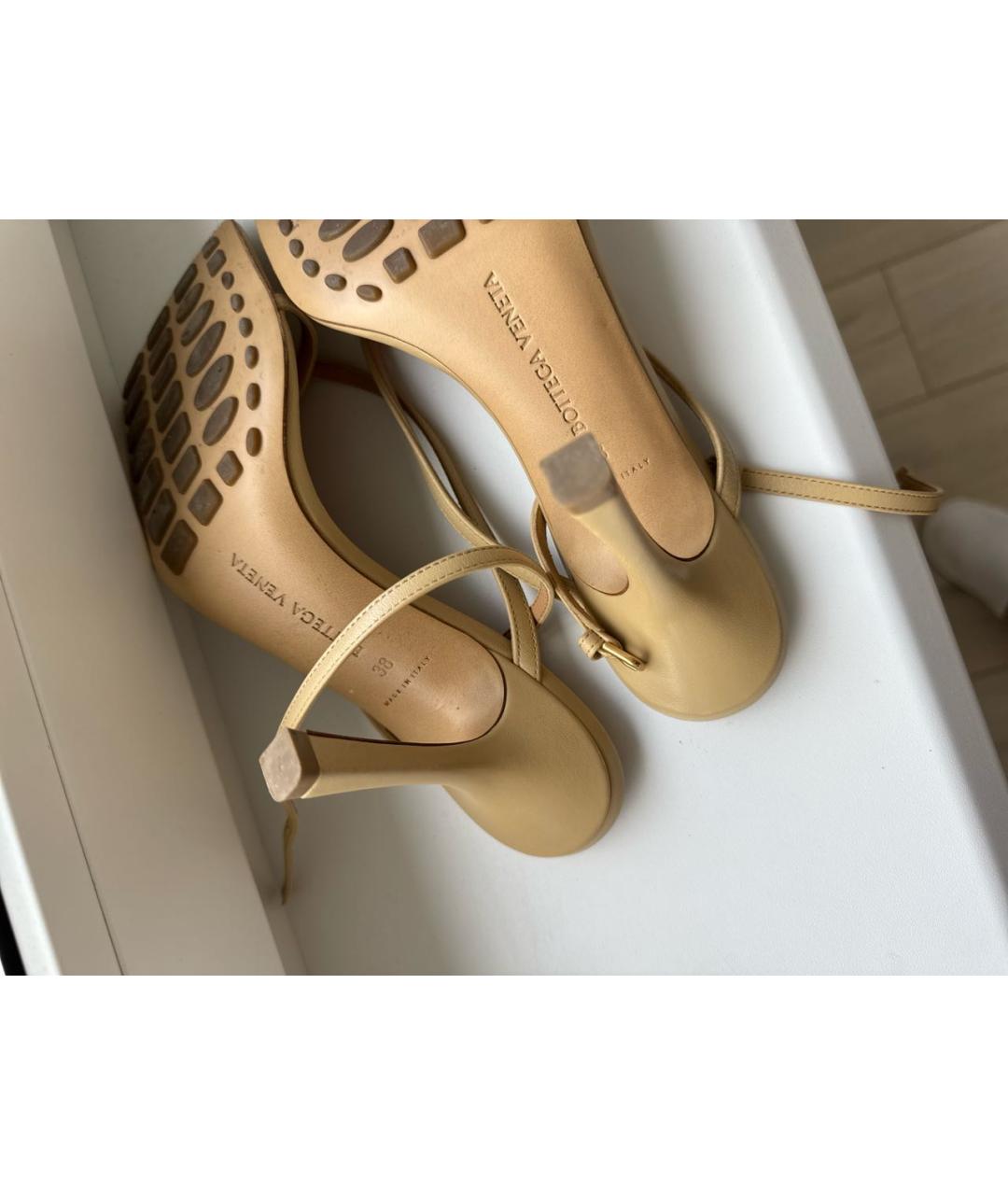 BOTTEGA VENETA Бежевые кожаные босоножки, фото 5