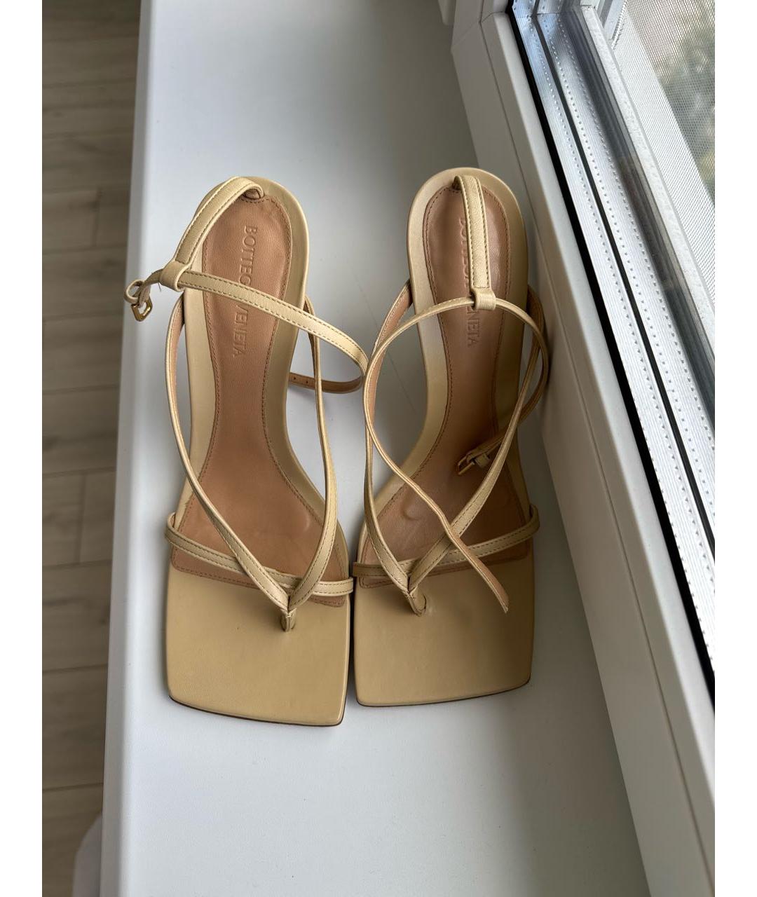 BOTTEGA VENETA Бежевые кожаные босоножки, фото 2