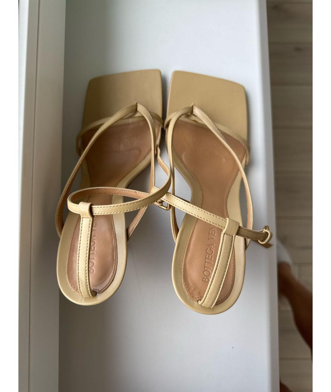 BOTTEGA VENETA Бежевые кожаные босоножки, фото 3