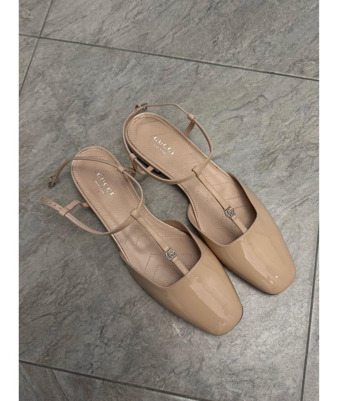 GUCCI Бежевые балетки из лакированной кожи, фото 2