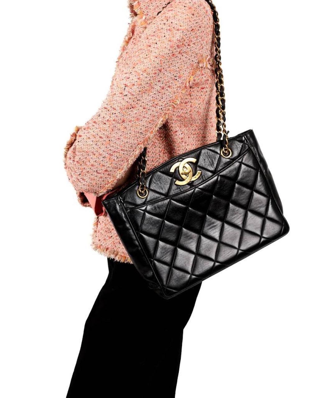 CHANEL Черная сумка через плечо из лакированной кожи, фото 4