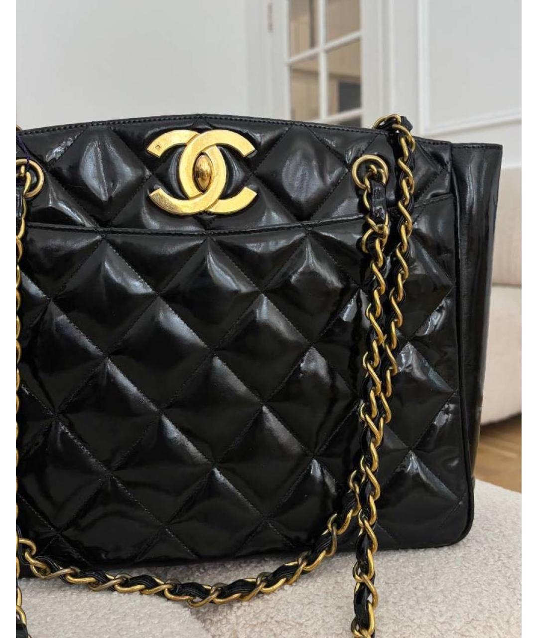 CHANEL Черная сумка через плечо из лакированной кожи, фото 2