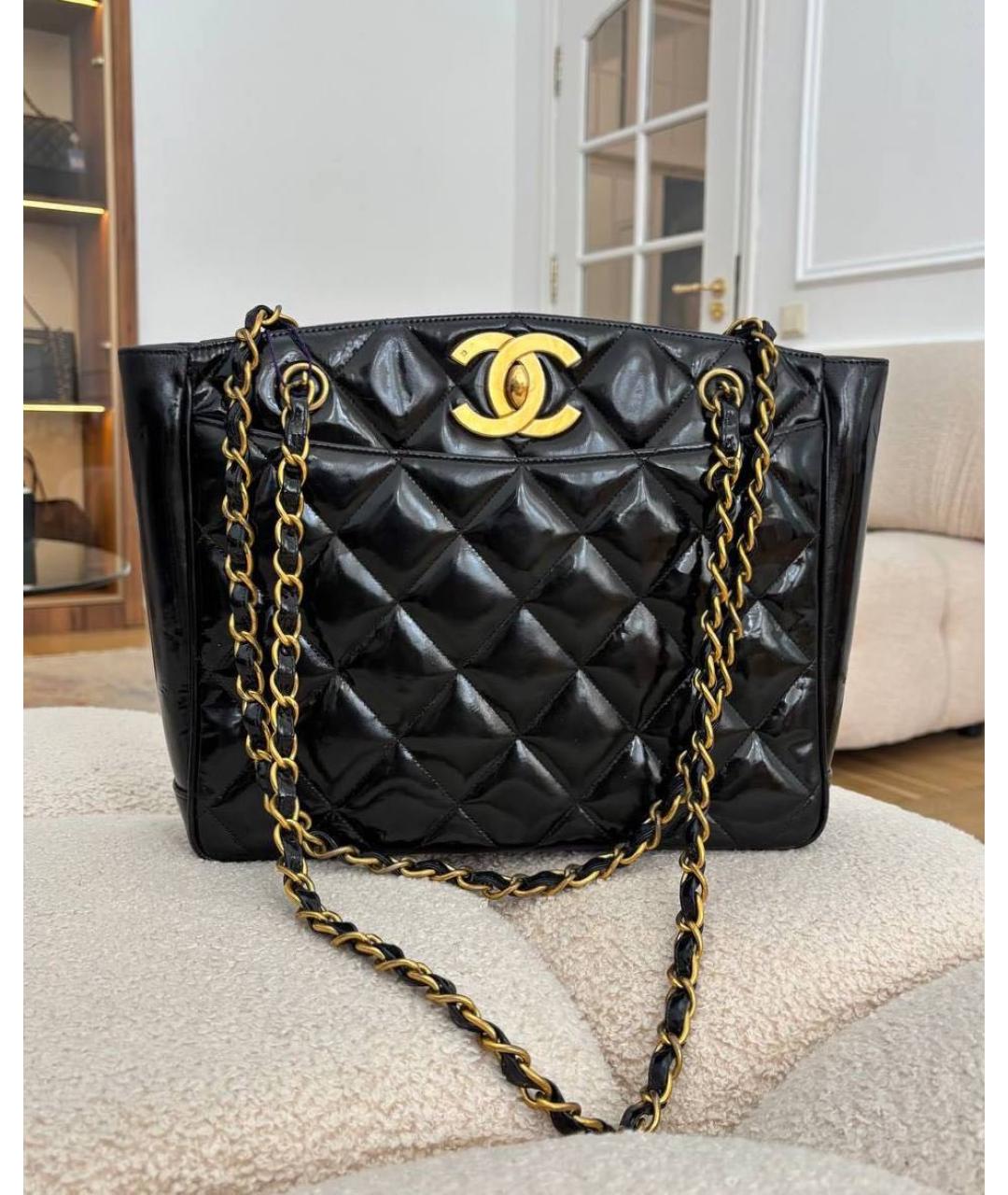 CHANEL Черная сумка через плечо из лакированной кожи, фото 5