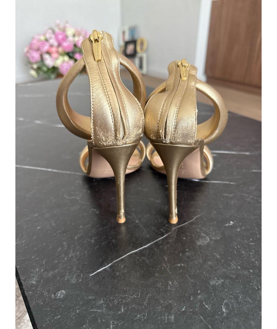 GIANVITO ROSSI Золотые кожаные босоножки, фото 4