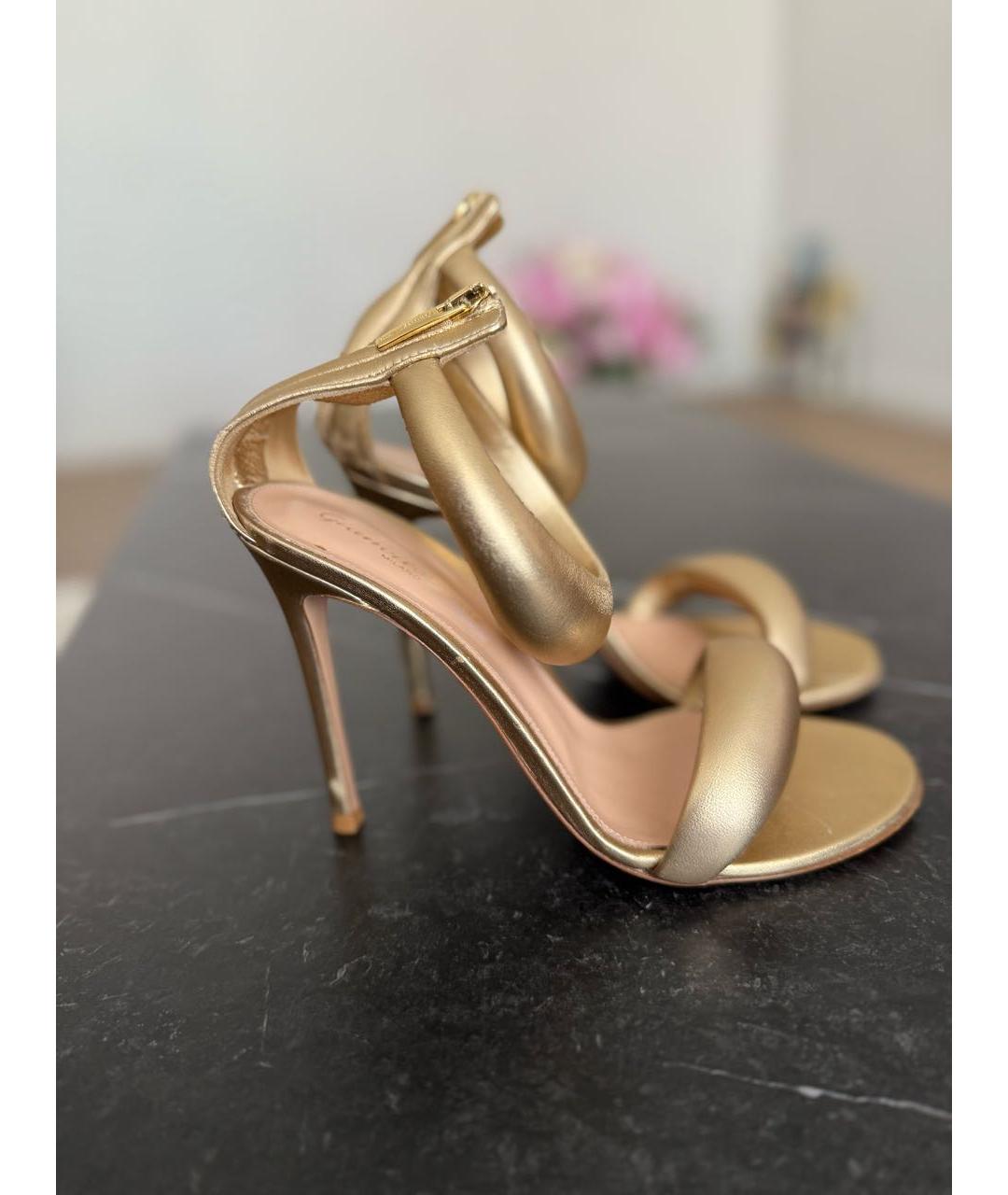 GIANVITO ROSSI Золотые кожаные босоножки, фото 5