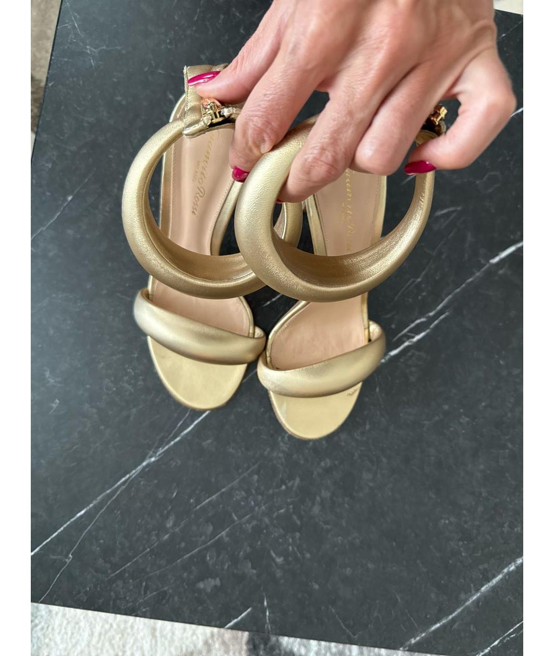 GIANVITO ROSSI Золотые кожаные босоножки, фото 3