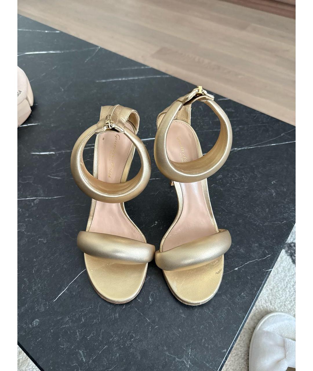 GIANVITO ROSSI Золотые кожаные босоножки, фото 2