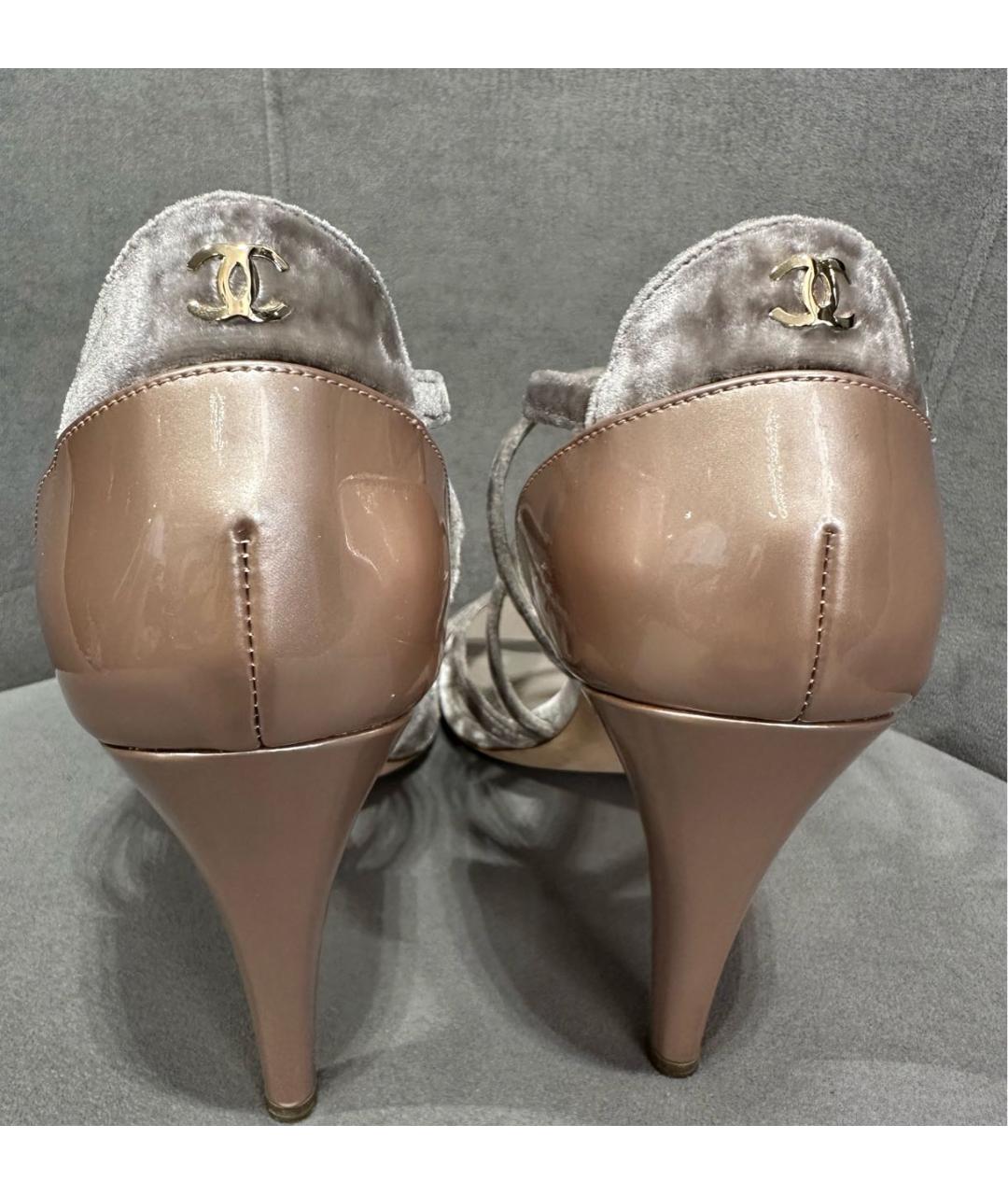 CHANEL Бежевые босоножки из лакированной кожи, фото 4