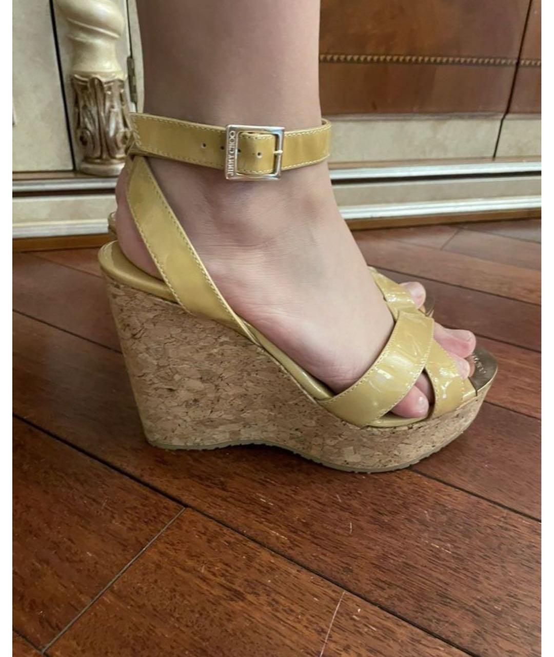 JIMMY CHOO Бежевые босоножки из лакированной кожи, фото 9